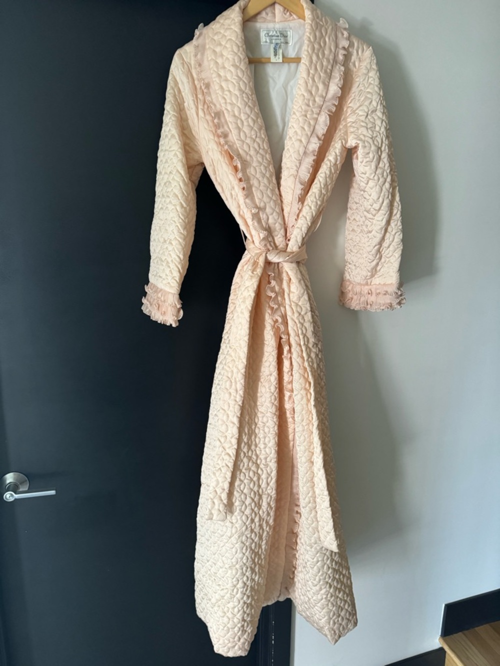 Dior vintage Quilted Light Pink Robe with Ruffled Trim - Picture 5 of 7